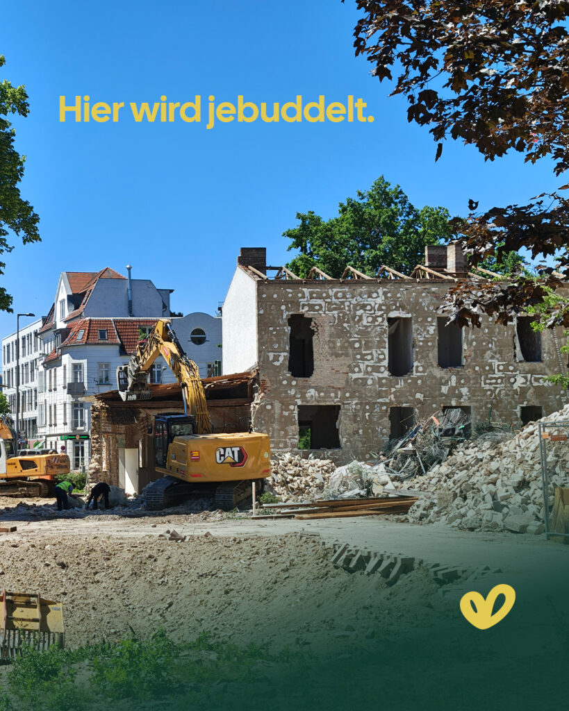 Neues Update von unserer Kiezgen-Baustelle: Wer dachte, wir machen Pause, hat sich jeschnitten! Unsere Bagger sind ordentlich am Ranklotzen. Es wird jebuddelt und jebuddelt, damit dit Fundament bald steht. 🚜 🏗️⁠
⁠
Und der Schutt?⁠
⁠
Dit janze Gerümpel liegt schon uff ’nem ordentlichen Haufen. Sobald der Berg weg is’, haben wir freie Bahn für die nächsten großen Steps. ⁠
⁠
Es läuft wie jeschmiert, damit aus Staub bald dein neues Wohnzimmer wird. Wir halten dit Tempo hoch! 🚧⁠
⁠
Bock uff ’ne neue Bude?⁠
⁠
Wenn de Fragen zum Kiezgen hast oder wissen willst, welche Wohnung noch zu haben is’, dann melde dich einfach bei Jens. Den Link findest du in der Bio.👆⁠