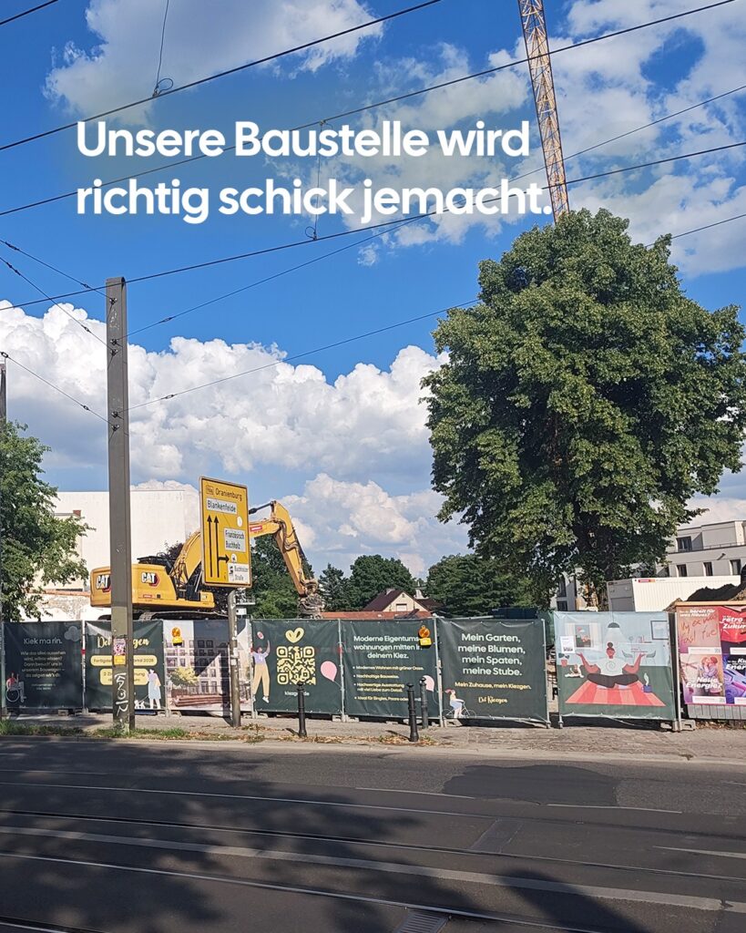 In der Dietzgenstraße geht es weiter fleißig voran. Und damit das Warten auf das neue Zuhause noch mehr Spaß macht, haben wir unsere neuen Bauzäune mit richtig coolen Bannern geschmückt.

Ab sofort warten nun unsere Det Kiezgen-Charaktere vor Ort auf dich! Schau den Jungs und Mädels beim Vorbeilaufen einfach mal dabei zu, wie sie auf dem Sofa entspannt einen Kaffee trinken, zusammen in der Küche den Kochlöffel schwingen oder ’ne Runde Yoga auf dem Boden praktizieren. So kriegst du schon jetzt ein Gefühl dafür, wie gemütlich das Leben hier bald wird. 🥰

Und wenn du Bock hast uff eine Eigentumswohnung im Kiezgen, dann melde dich einfach bei Jens. Der weiß nämlich absolut alles. 📞
Den Link findest du in der Bio.👆