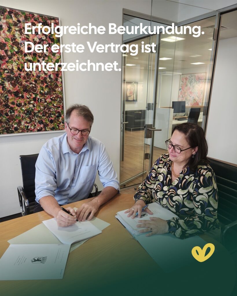 Ein echter Meilenstein für unser Projekt „Det Kiezgen“: Die erste Beurkundung hat stattgefunden. 🥳

Vom Vorlesen des Vertrages bis zur entscheidenden Unterschrift auf dem Papier ist eine Beurkundung jedes Mal ein ganz besonderer Moment – für die Käufer:innen genauso wie für uns. 📑✍️

Ein riesen Dankeschön an unseren ersten Käufer sowie an Notarin Frau Neumann für die entspannte und professionelle Runde! 🙌

Und es geht weiter: Die nächsten Termine stehen auch schon in den Startlöchern. 

Mehr zu Det Kiezgen erfährst du über den Link in der Bio. 👆